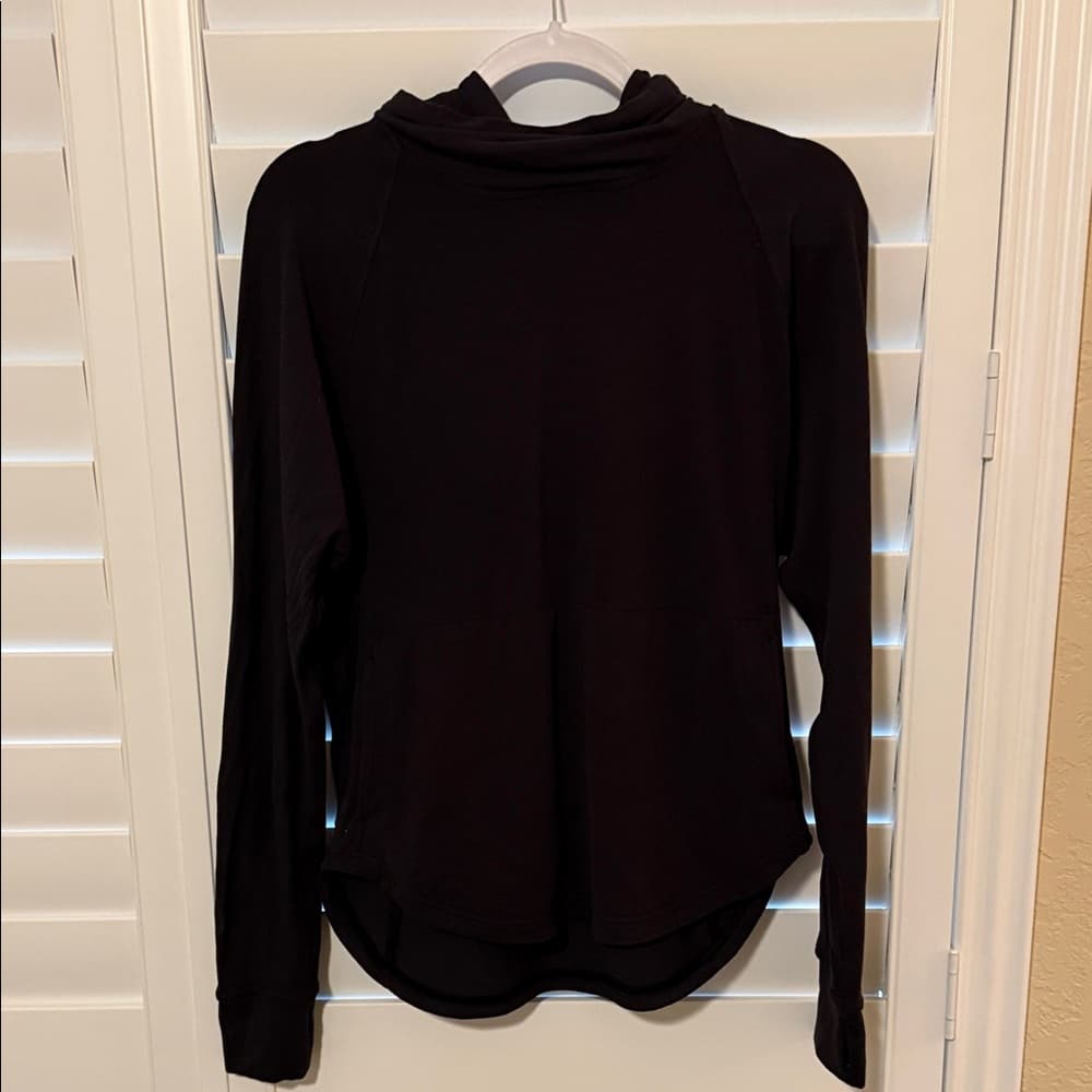 Lululemon Athletica Women's Black Long Sleeve Hooded Top size 6 - Thumbnail 4