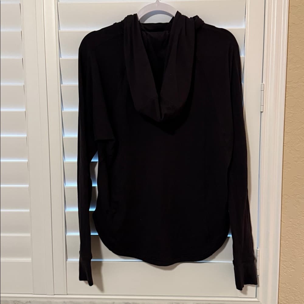 Lululemon Athletica Women's Black Long Sleeve Hooded Top size 6 - Thumbnail 2