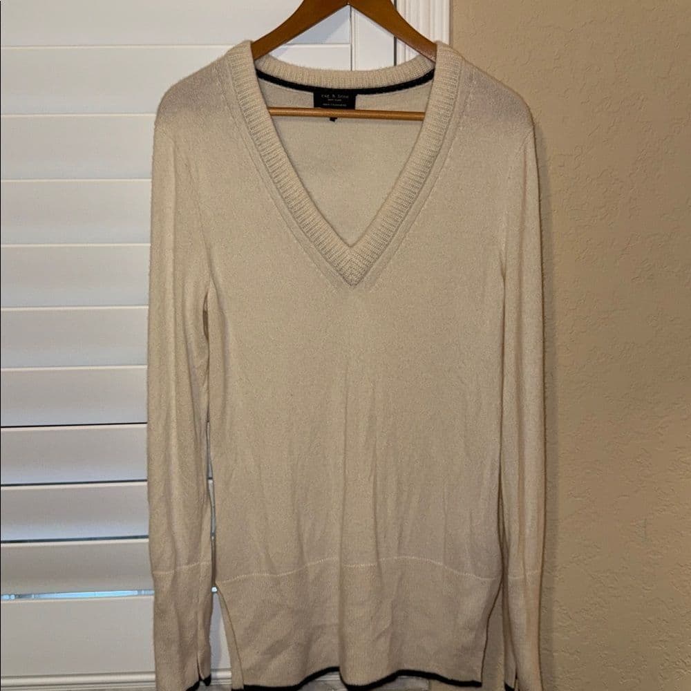Rag & Bone Cream V-Neck 100% Cashmere Sweater size medium - Thumbnail 2
