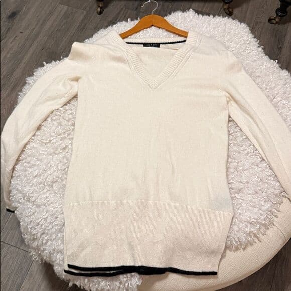 Rag & Bone Cream V-Neck 100% Cashmere Sweater size medium - Thumbnail 6