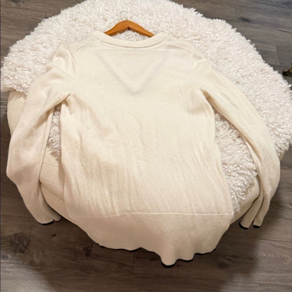 Rag & Bone Cream V-Neck 100% Cashmere Sweater size medium - Thumbnail 4