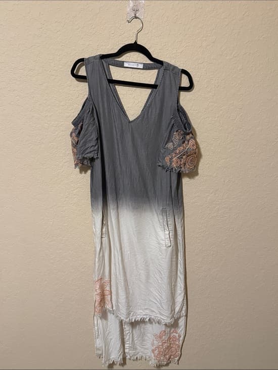 Cold-Shoulder Ombre Gray to White Dress with Floral Embroidery 19.5" p2p - Thumbnail 5