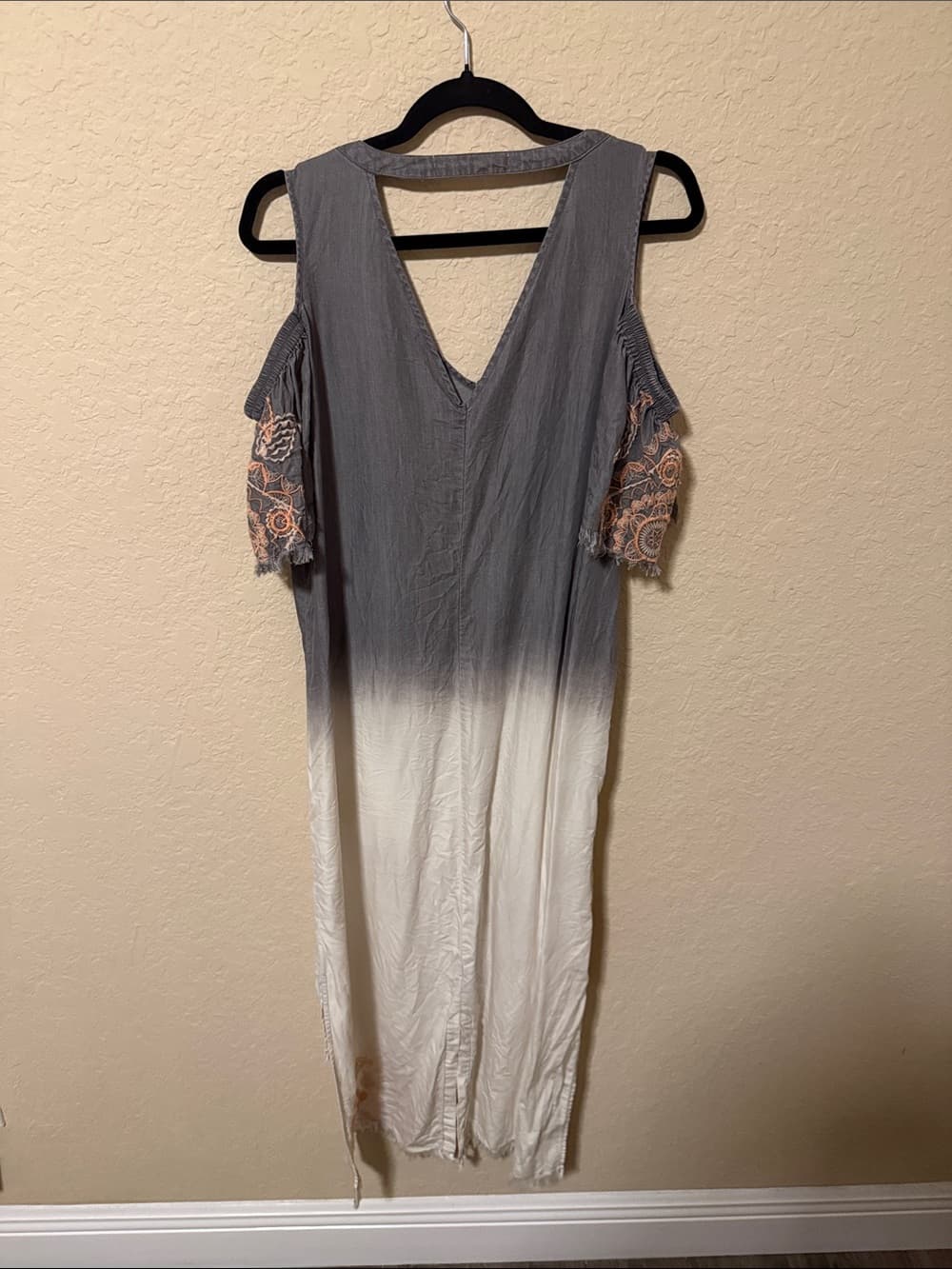 Cold-Shoulder Ombre Gray to White Dress with Floral Embroidery 19.5" p2p - Thumbnail 3