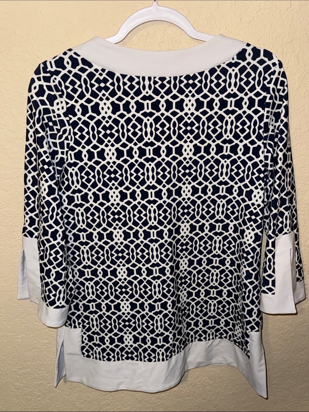 Jude Connally Navy and White Geometric V-Neck Top size large - Thumbnail 2