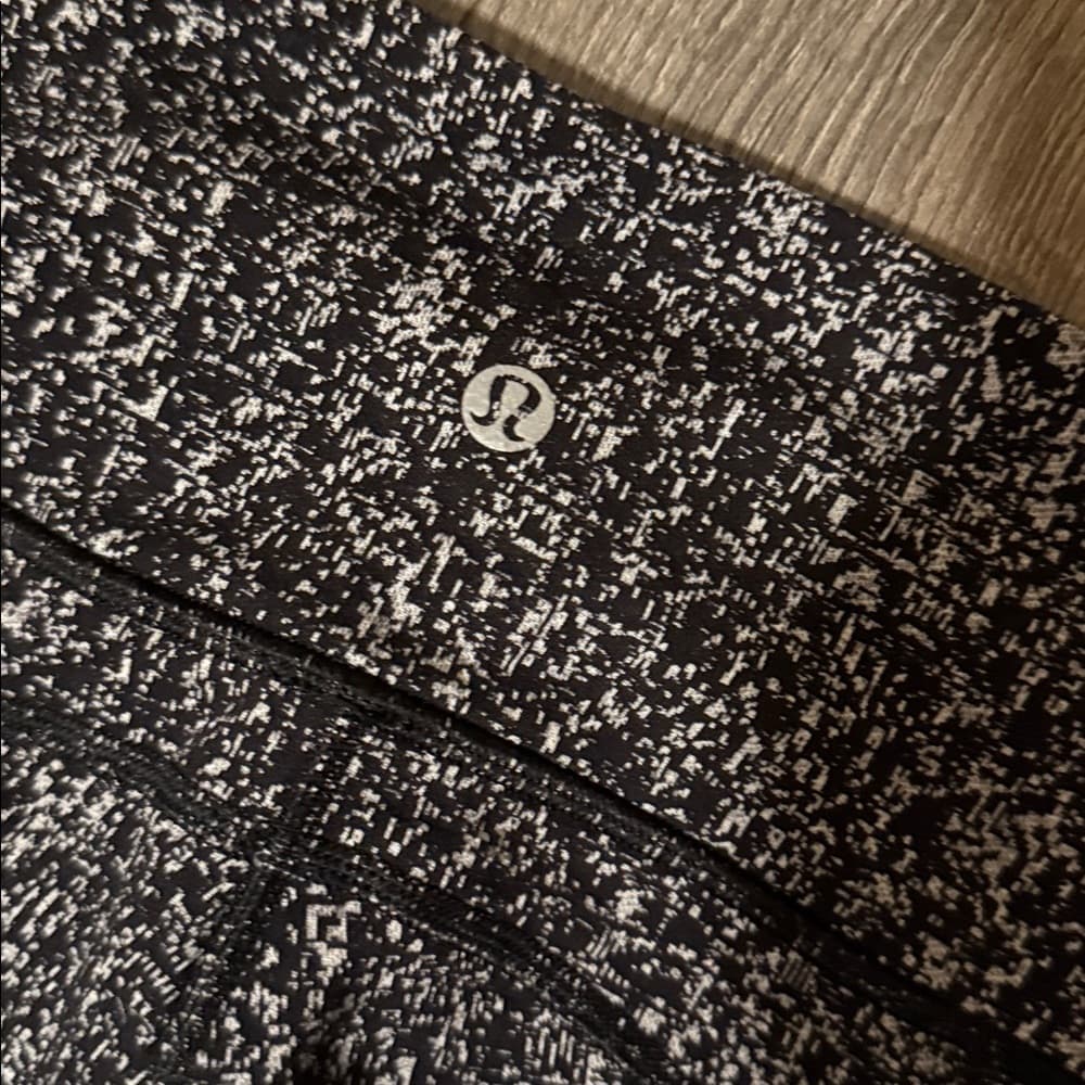 Lululemon Athletica Black and Gray Patterned Leggings size xs 2 - Thumbnail 2