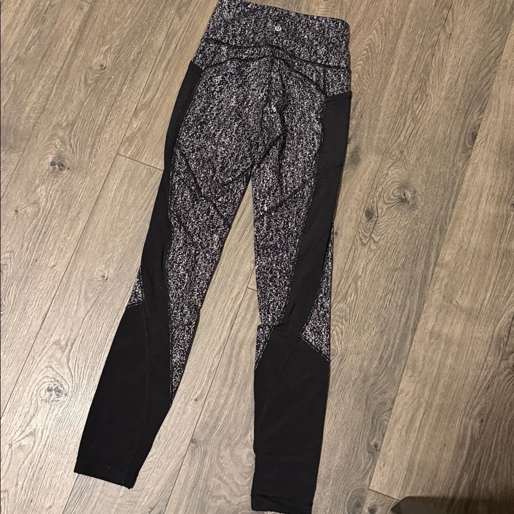 Lululemon Athletica Black and Gray Patterned Leggings size xs 2