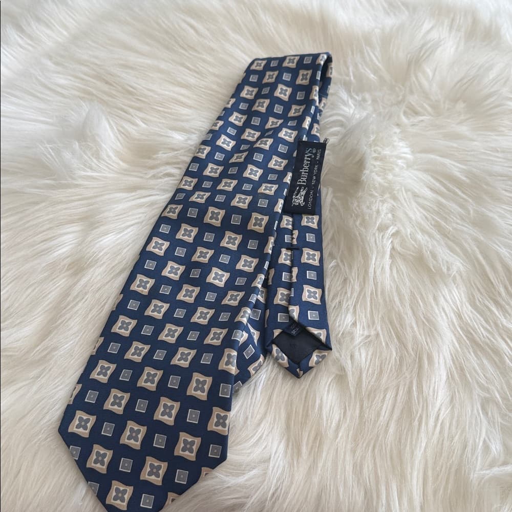 Burberrys vintage Geometric Pattern Silk Tie in Blue and Cream - Thumbnail 2