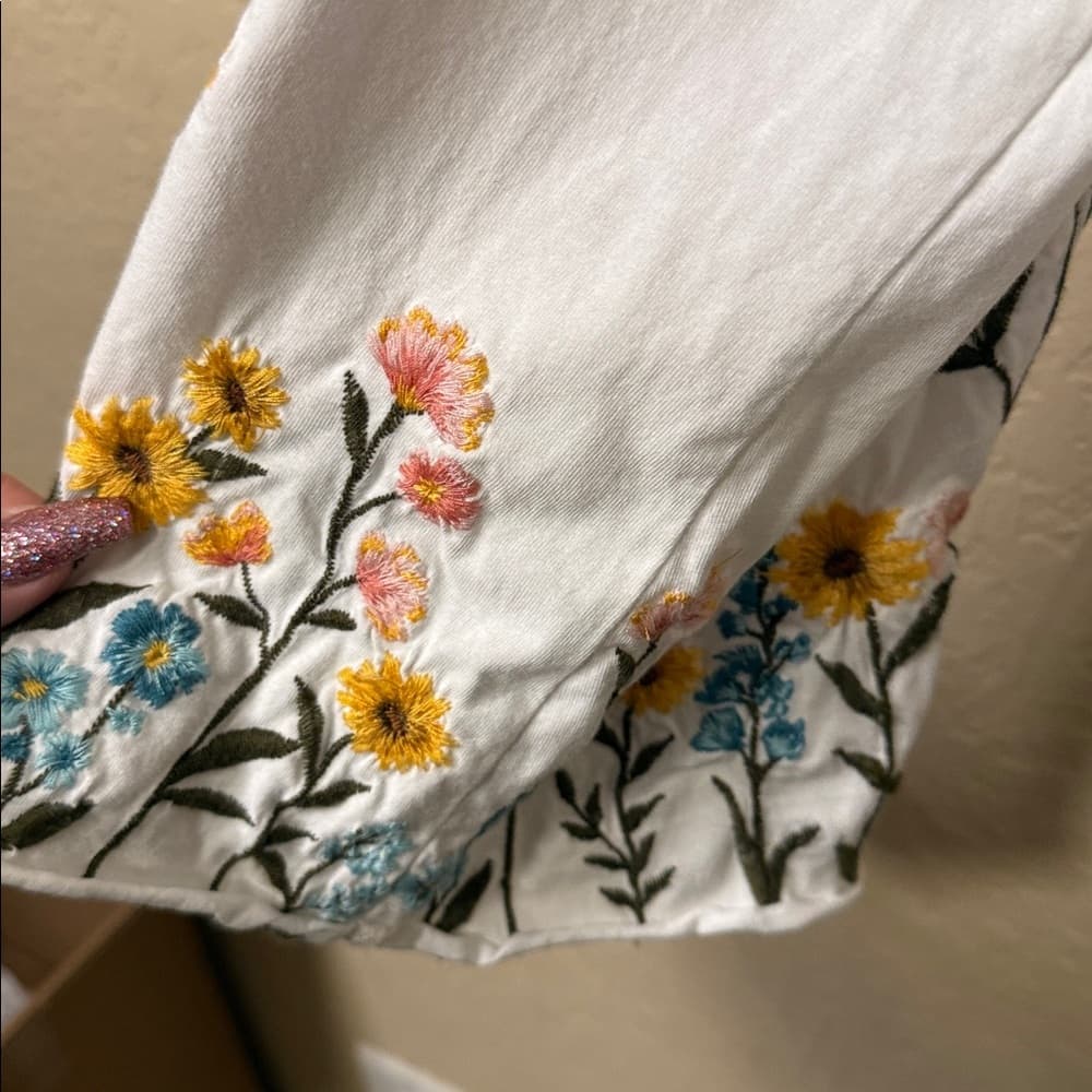 DRIFTWOOD White Top with Floral Embroidery - Thumbnail 3
