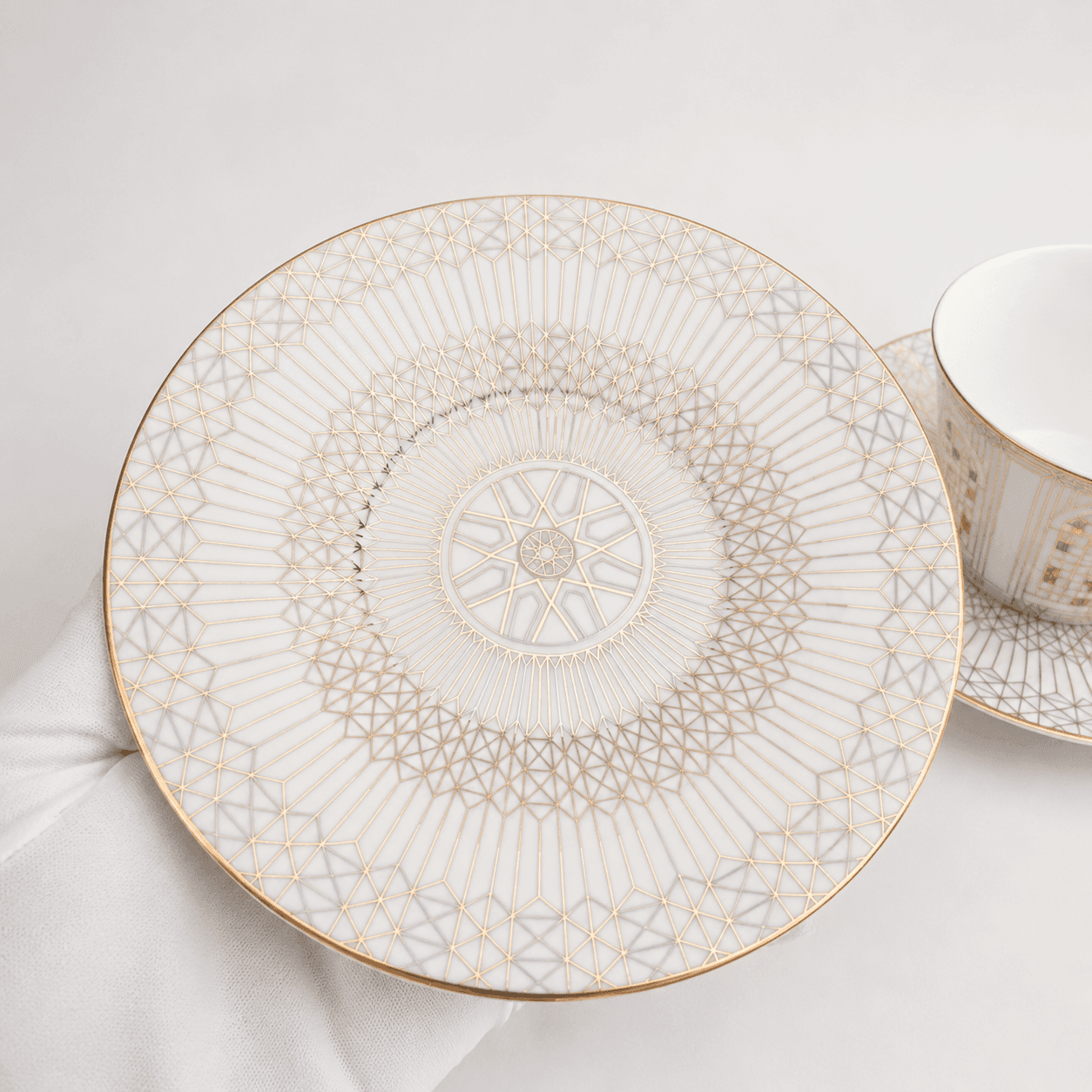 A pair of exquisite dinner plates - Thumbnail 2