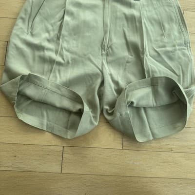 Tommy Bahama Pleated Chino Shorts 100% Silk Casual Beige 10 Inseam Mens 33 - Thumbnail 3