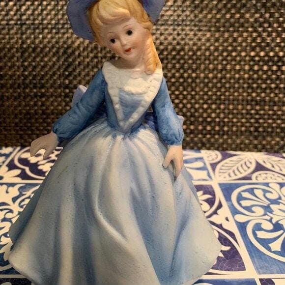 Porcelain Vintage Taiwan WIW Girl in Blue Dress~ Blond Hair~ Blue Bonnet - Thumbnail 3