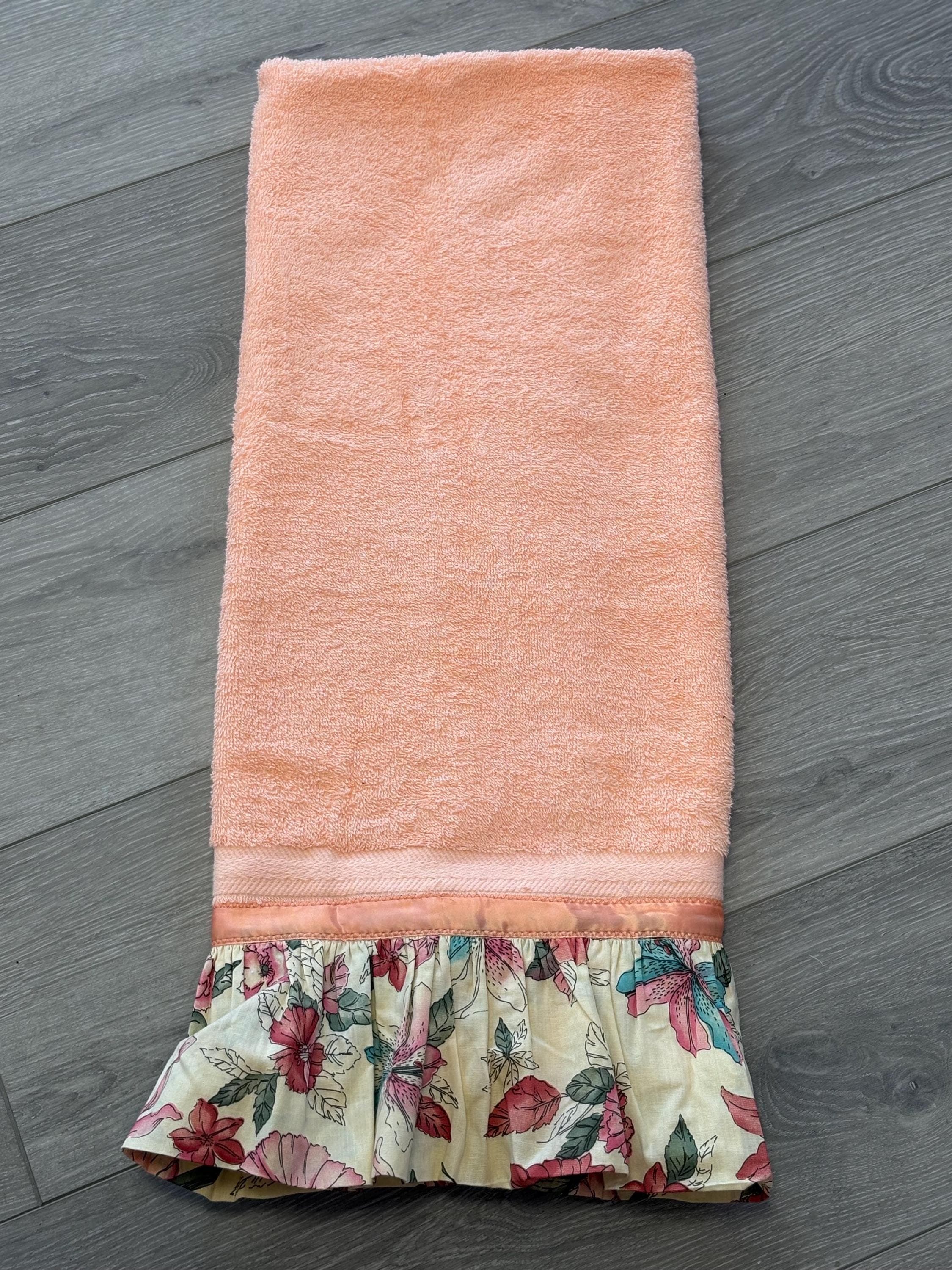 Vintage Cannon Bath Towel- Peach with Ruffle Floral Trim - Thumbnail 3