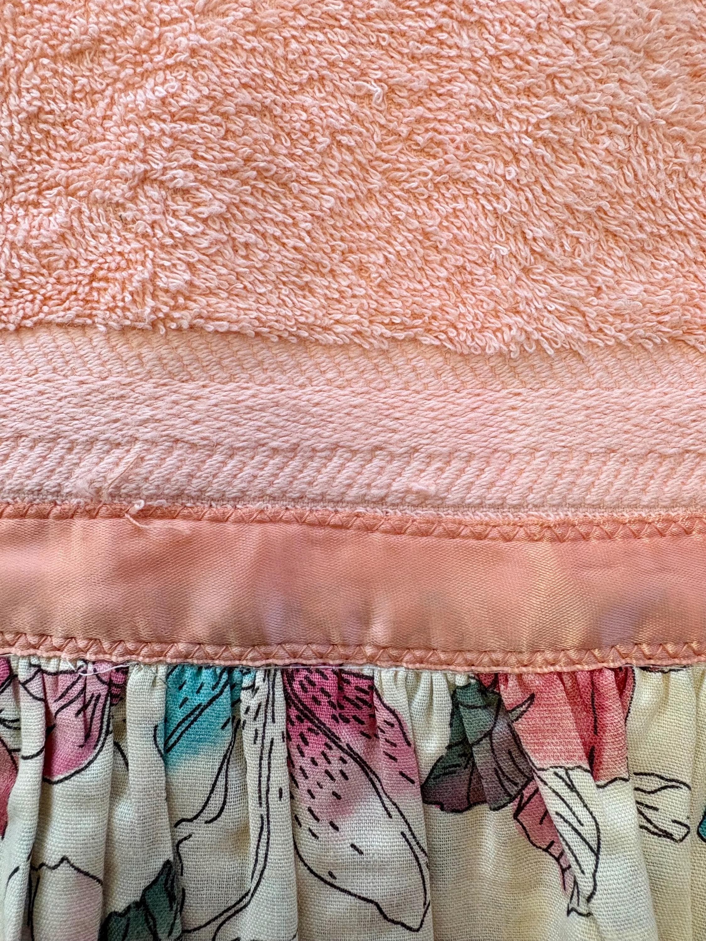Vintage Cannon Bath Towel- Peach with Ruffle Floral Trim - Thumbnail 8