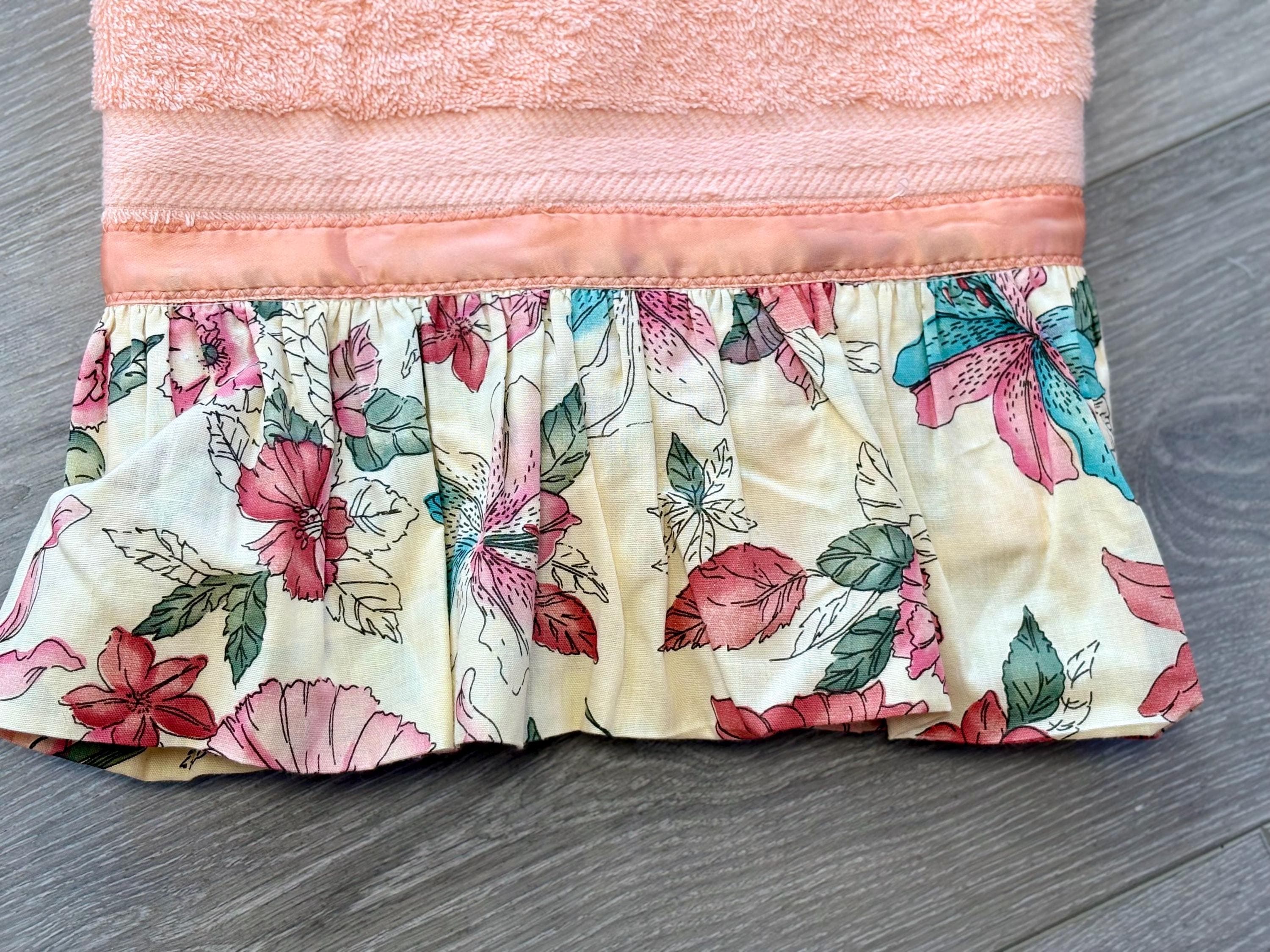 Vintage Cannon Bath Towel- Peach with Ruffle Floral Trim - Thumbnail 4