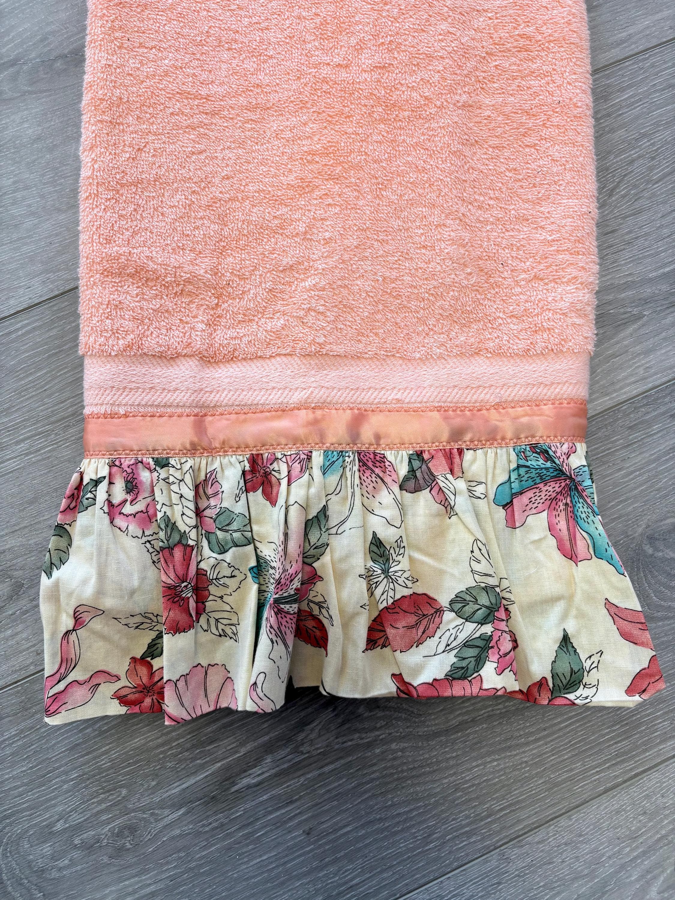 Vintage Cannon Bath Towel- Peach with Ruffle Floral Trim - Thumbnail 6