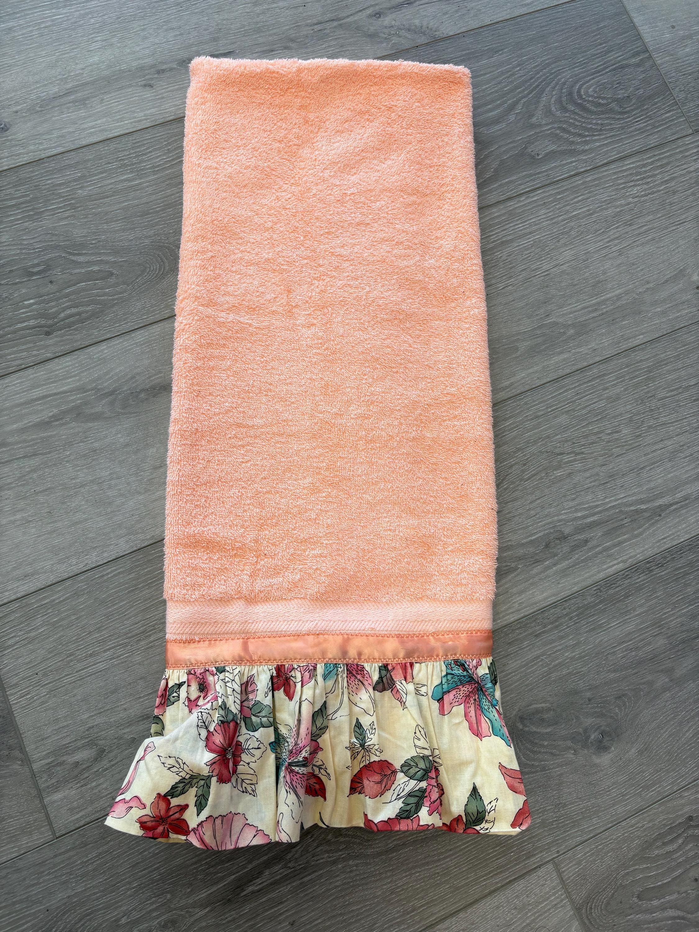 Vintage Cannon Bath Towel- Peach with Ruffle Floral Trim - Thumbnail 2
