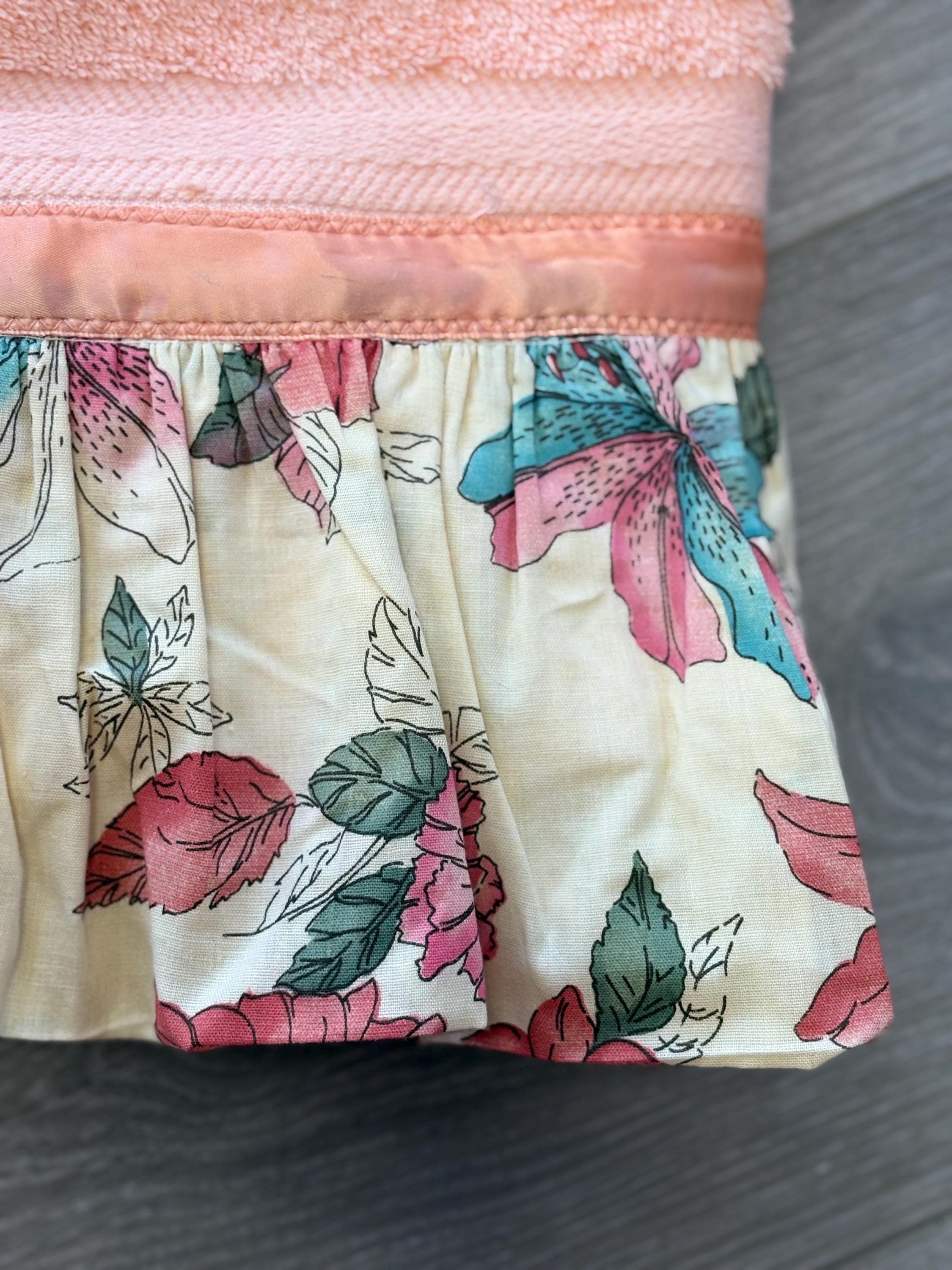 Vintage Cannon Bath Towel- Peach with Ruffle Floral Trim - Thumbnail 5