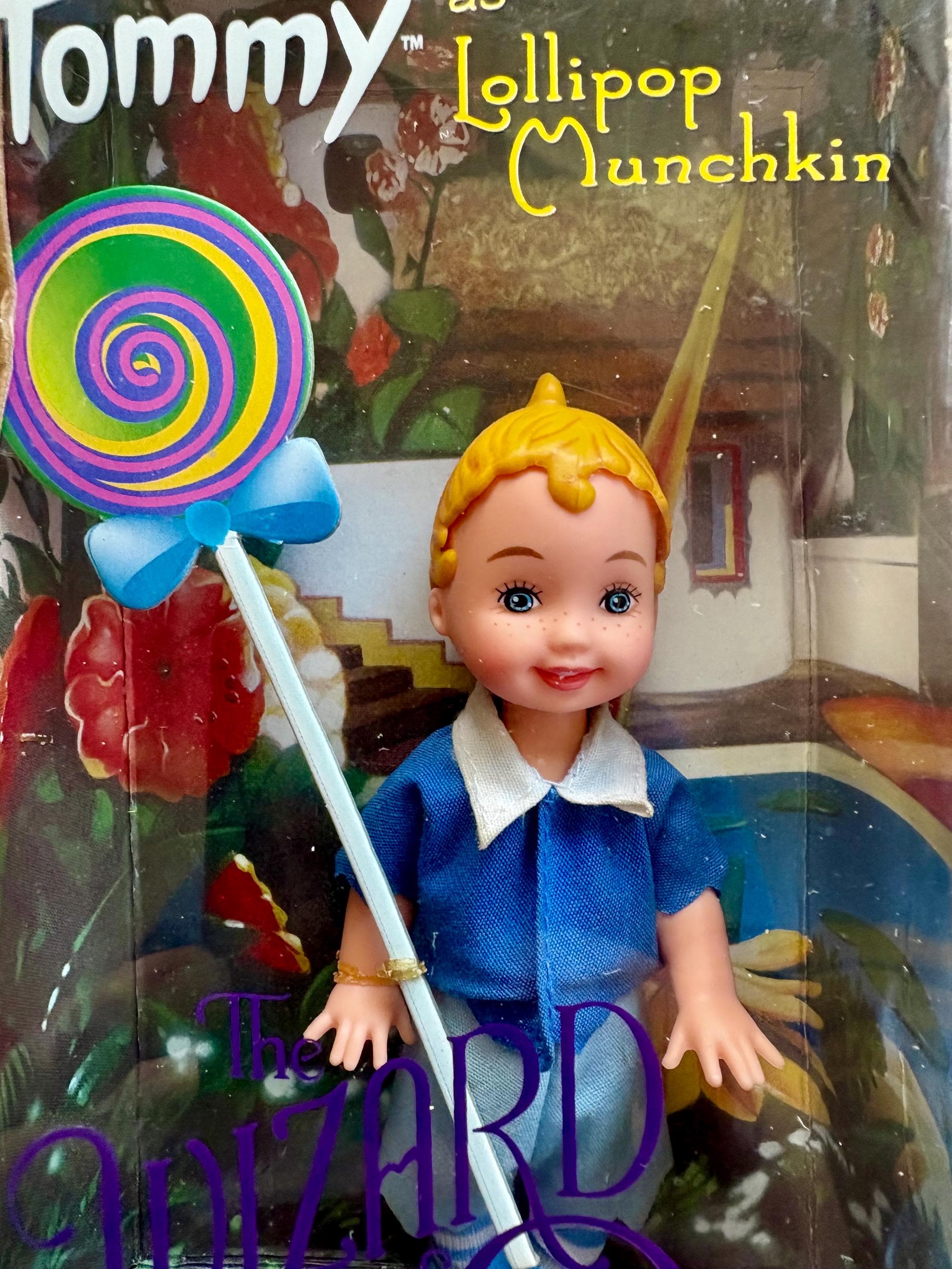 Mattel Wizard of Oz Kelly and Tommy Munchkin Dolls~ Lollipop, Lullaby and Mayor–Complete Set - Thumbnail 6