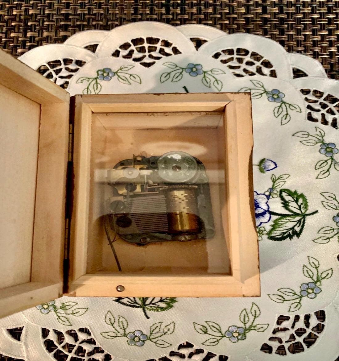 Beatrix Potter Wooden Box- Made in Switzerland~ Tale of Peter Rabbit~ Vintage - Thumbnail 5