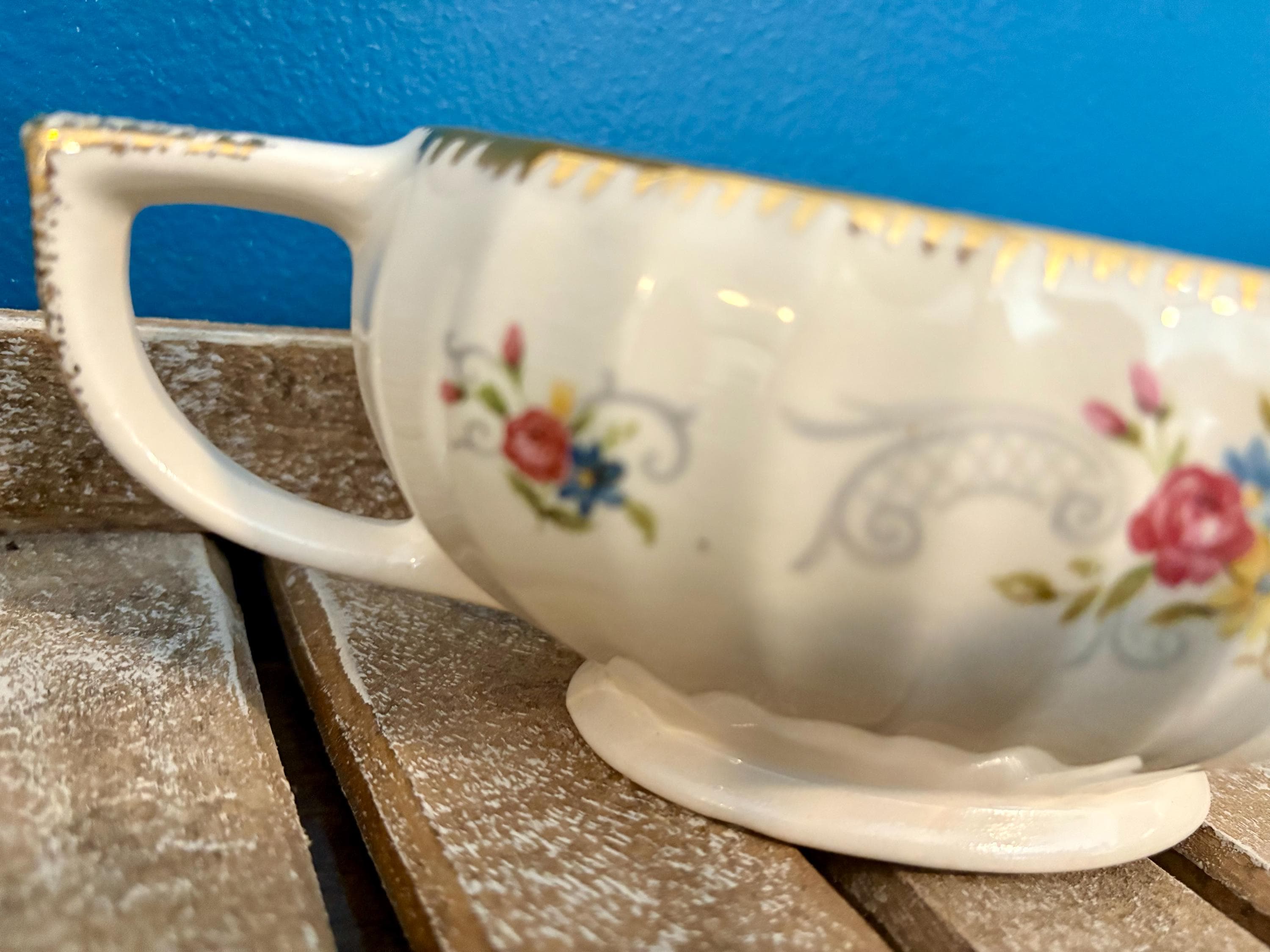 Limoges JENNIE LIND Round Serving Bowl & Gravy Boat Floral 22K Gold Filigree Limoges USA Limoges-American 1950s - Thumbnail 6