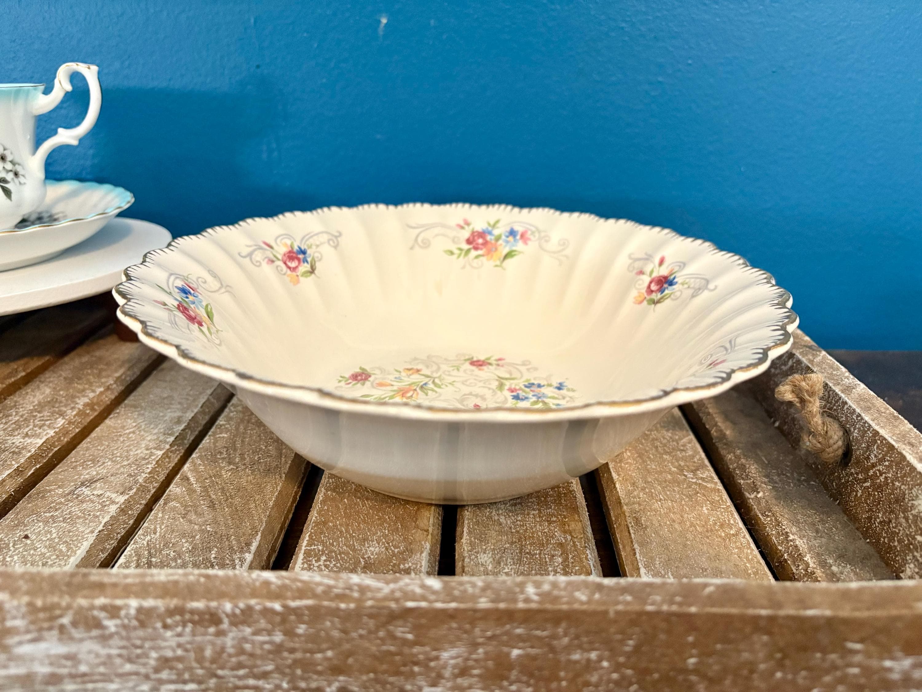 LIMOGES Jennie Lind SCALLOPED 22K Gold Floral Serving Bowl Vegetable Bowl - Thumbnail 4
