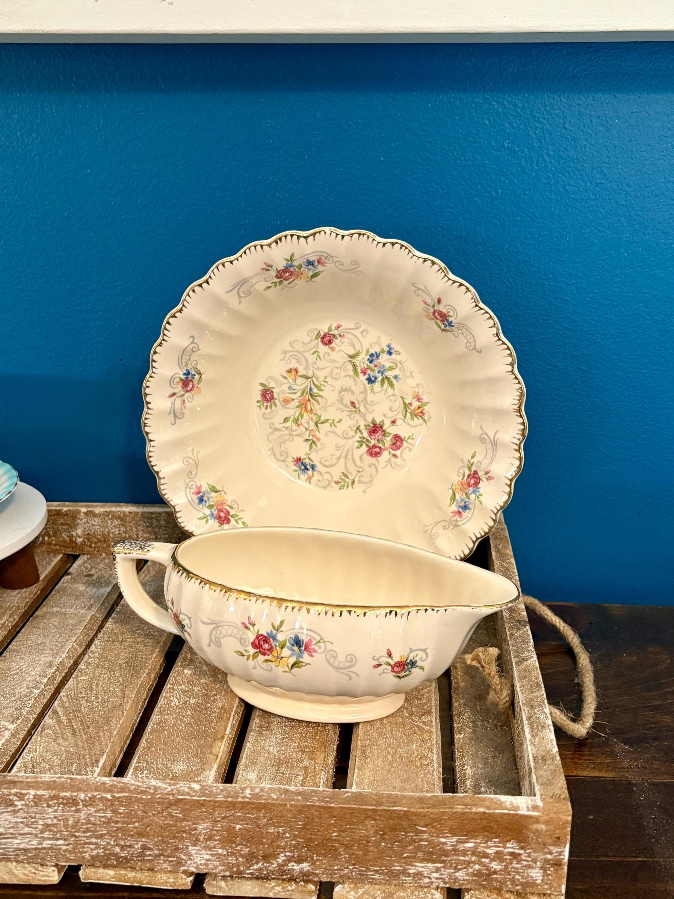 Limoges JENNIE LIND Round Serving Bowl & Gravy Boat Floral 22K Gold Filigree Limoges USA Limoges-American 1950s - Thumbnail 2