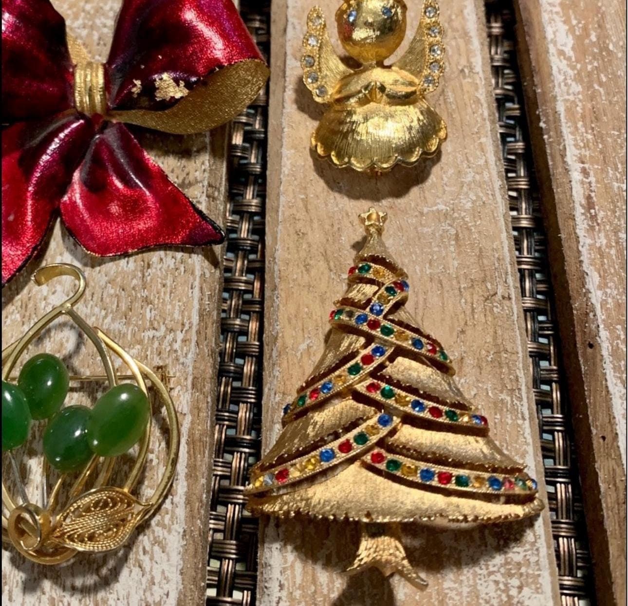 Vintage Brooch Bundle- rhinestone Christmas tree, 1960s Jade cabochon, Coro Red bow - Thumbnail 5