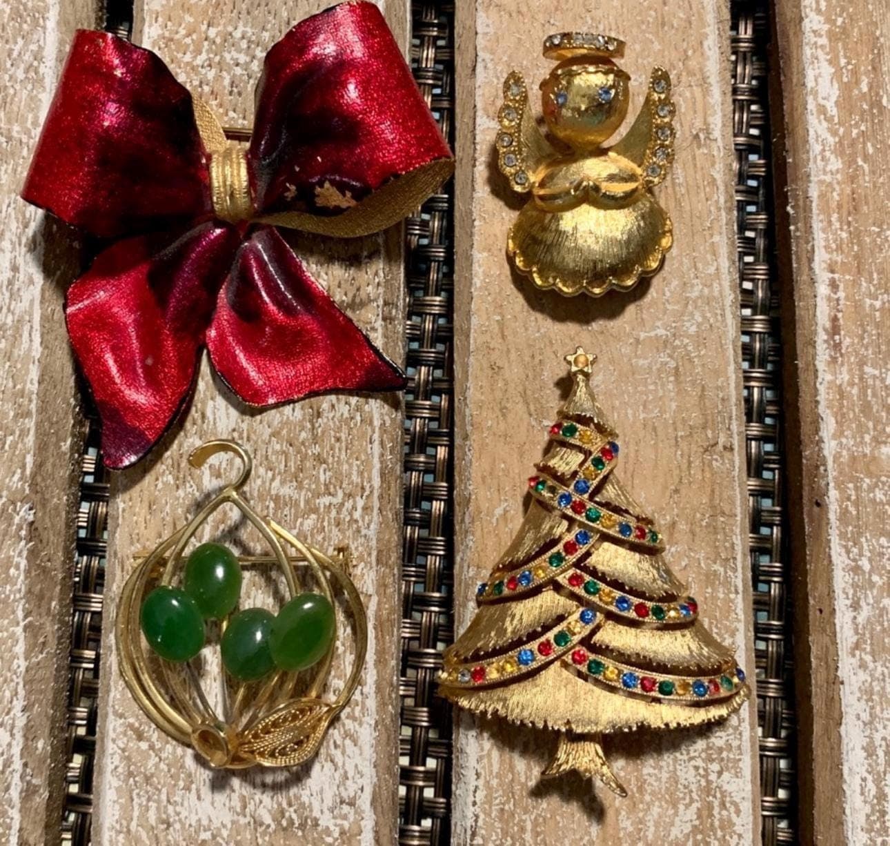 Vintage Brooch Bundle- rhinestone Christmas tree, 1960s Jade cabochon, Coro Red bow - Thumbnail 4