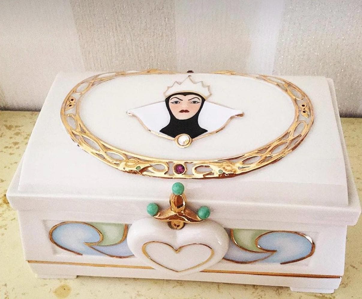 Walt Disney LENOX Showcase Collection “THE HUNTSMAN'S Box” Snow White~ Evil Queen Jewelry Box with Mirror~ Exquisite Detail - Thumbnail 3