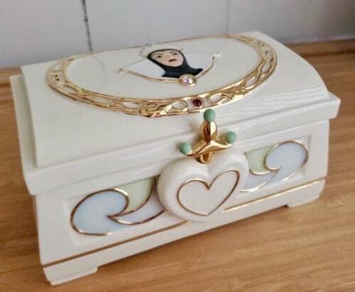 Walt Disney LENOX Showcase Collection “THE HUNTSMAN'S Box” Snow White~ Evil Queen Jewelry Box with Mirror~ Exquisite Detail - Thumbnail 4