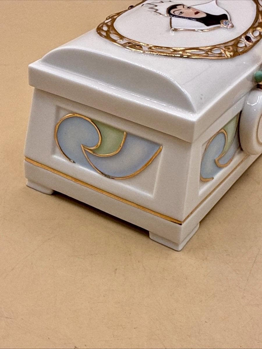 Walt Disney LENOX Showcase Collection “THE HUNTSMAN'S Box” Snow White~ Evil Queen Jewelry Box with Mirror~ Exquisite Detail - Thumbnail 8