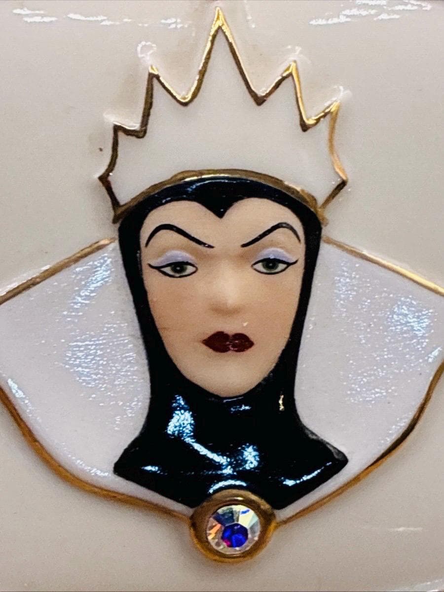 Walt Disney LENOX Showcase Collection “THE HUNTSMAN'S Box” Snow White~ Evil Queen Jewelry Box with Mirror~ Exquisite Detail - Thumbnail 5