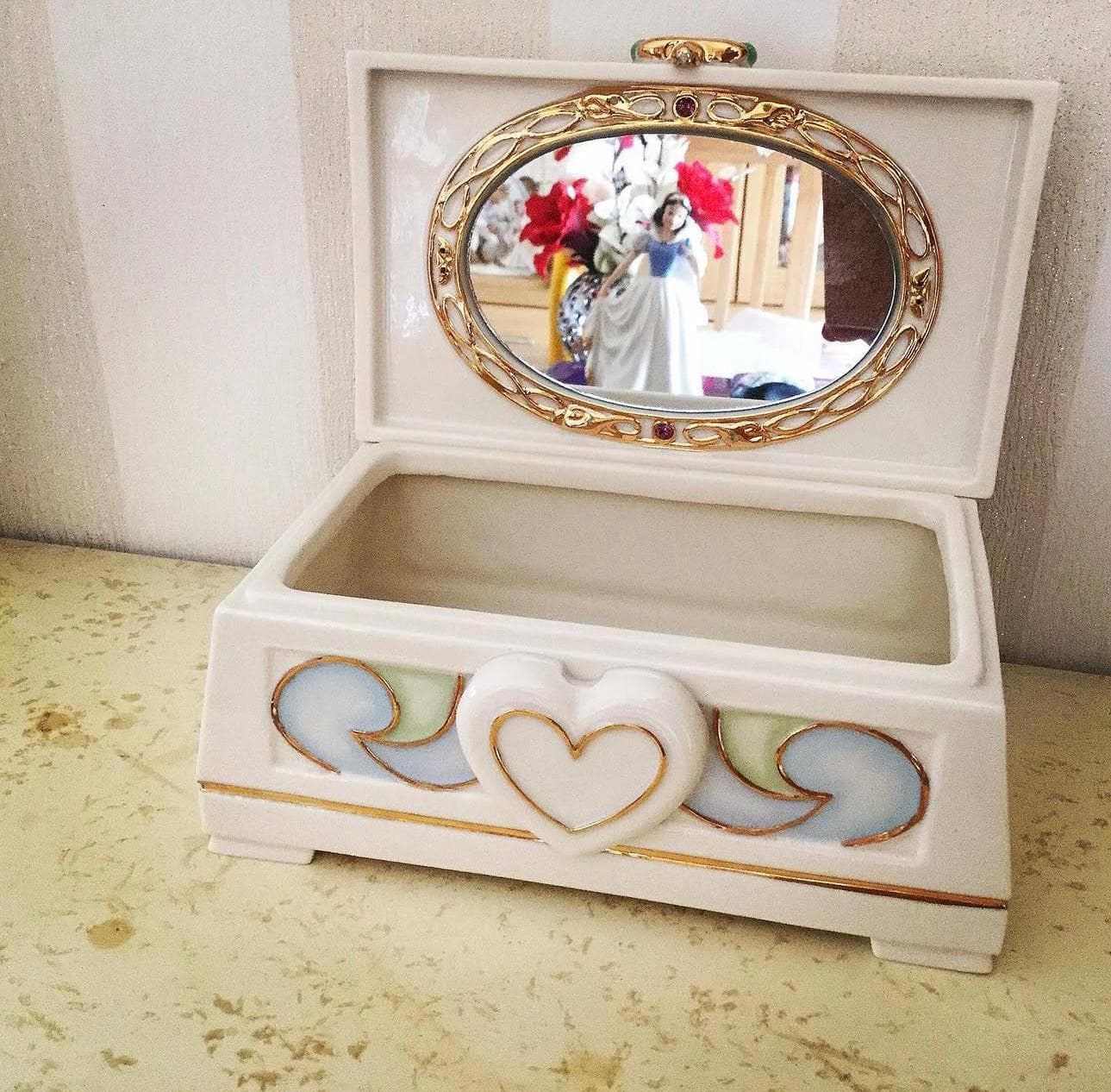 Walt Disney LENOX Showcase Collection “THE HUNTSMAN'S Box” Snow White~ Evil Queen Jewelry Box with Mirror~ Exquisite Detail - Thumbnail 2