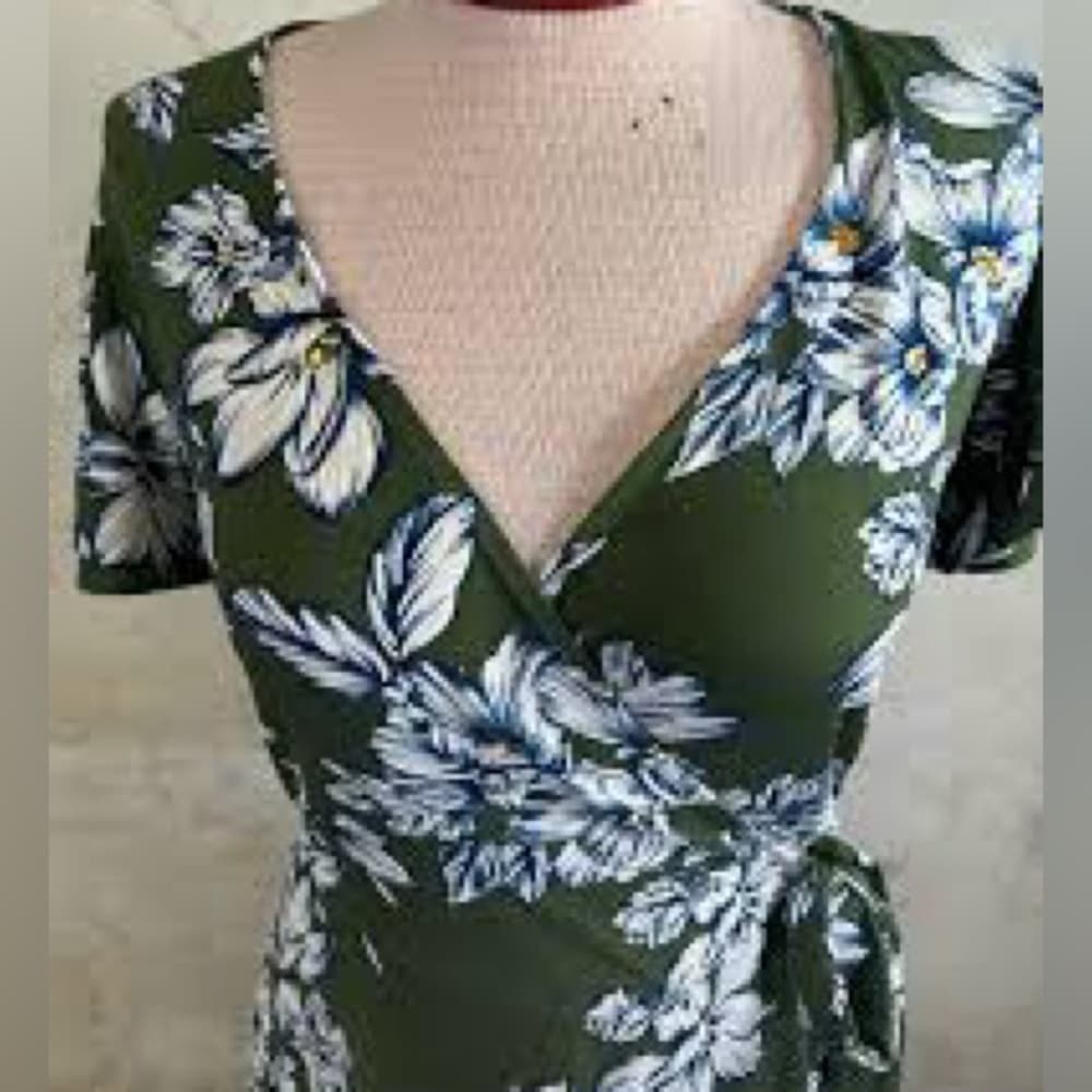 Fortune & Ivy Green Faux Wrap Floral High Low Dress Size Medium NWT - Thumbnail 4