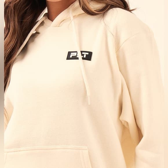 PRETTYLITTLETHING Cream LOGO Badge Detail Oversized Hoodie - Thumbnail 4