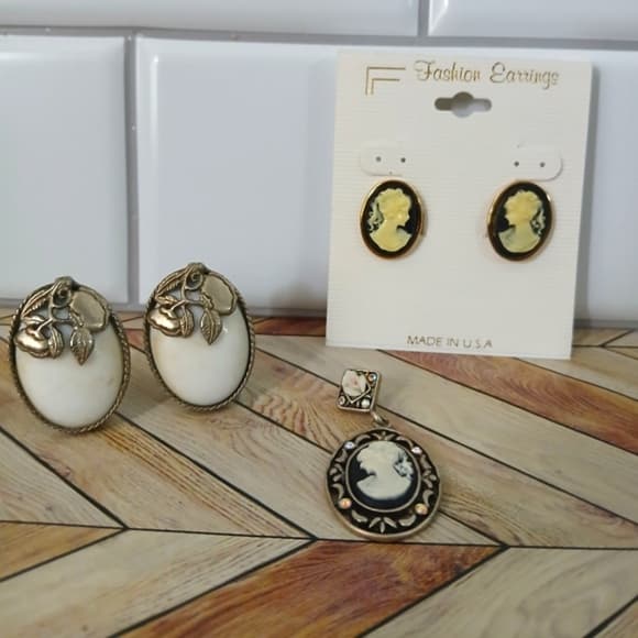 Vintage Clip-On Cabochon Earrings & Cameo Pendant; Cameo Earrings - Thumbnail 7