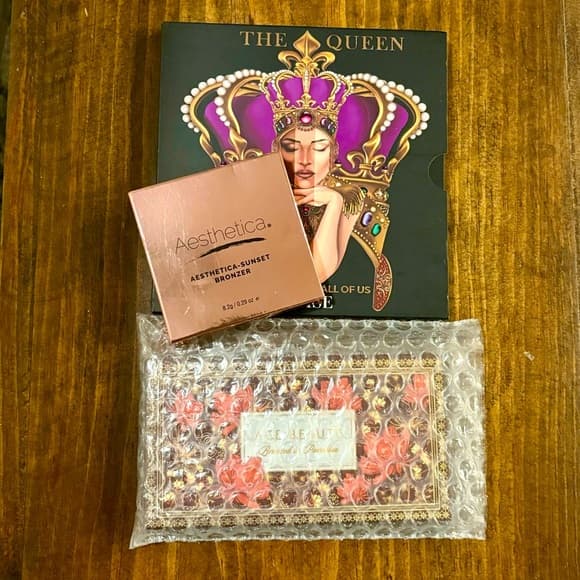 New in Box Beauty Bundle Makeup Bag Bundle~ Palettes & Bronzer Highlighters - Thumbnail 17