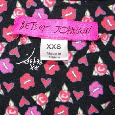 Betsey Johnson Black V Neck Scrub Top Short Sleeve Lips Roses Print XXS - Thumbnail 2