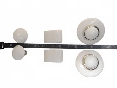 Set of Vintage White Clip-On Earrings lot 5 - Thumbnail 6