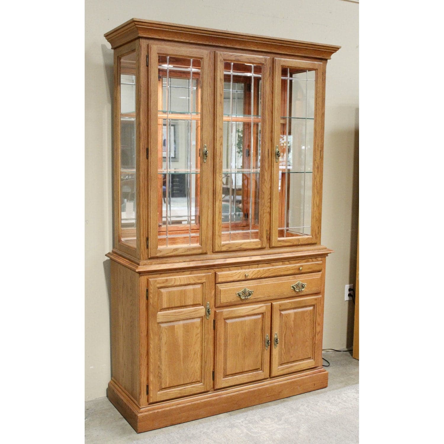 Cochrane Oak China Cabinet - Thumbnail 3