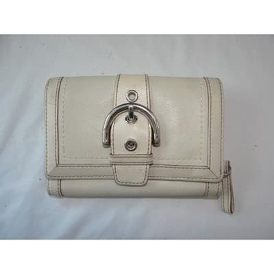 Coach Soho Buckle Trifold Wallet Off-White Leather Tan Stitching 2383