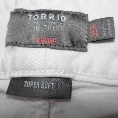 Torrid White Super Soft High Rise Cropped Jeggings Raw Hem Size 26R - Thumbnail 2