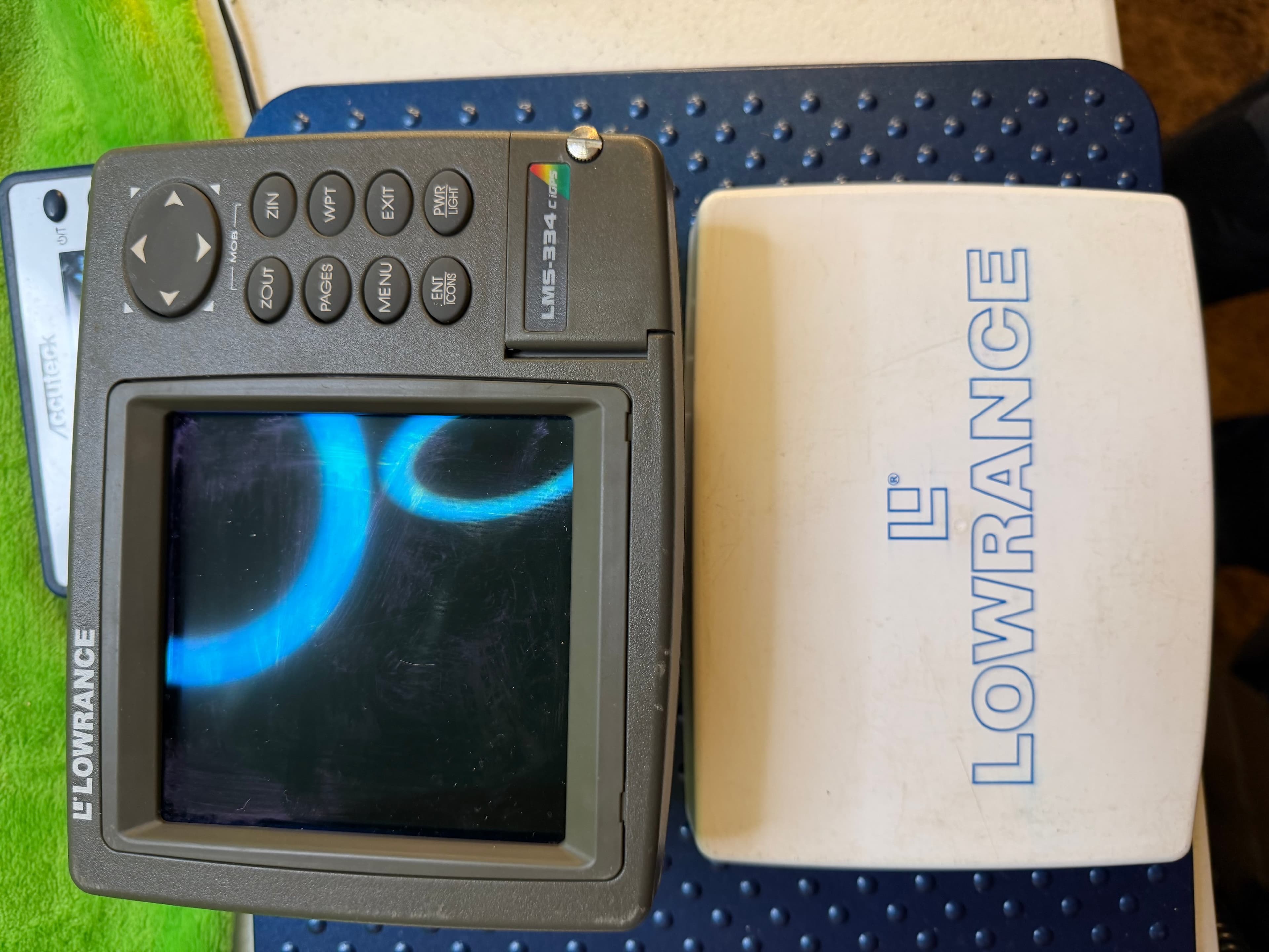Lowrance LMS-334c iGPS Color GPS Chartplotter Fishfinder w/ Sun Cover - Thumbnail 2