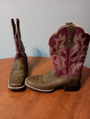 Ariat womens Tombstone Western Boots - Broad Square Toe size 7B maroon