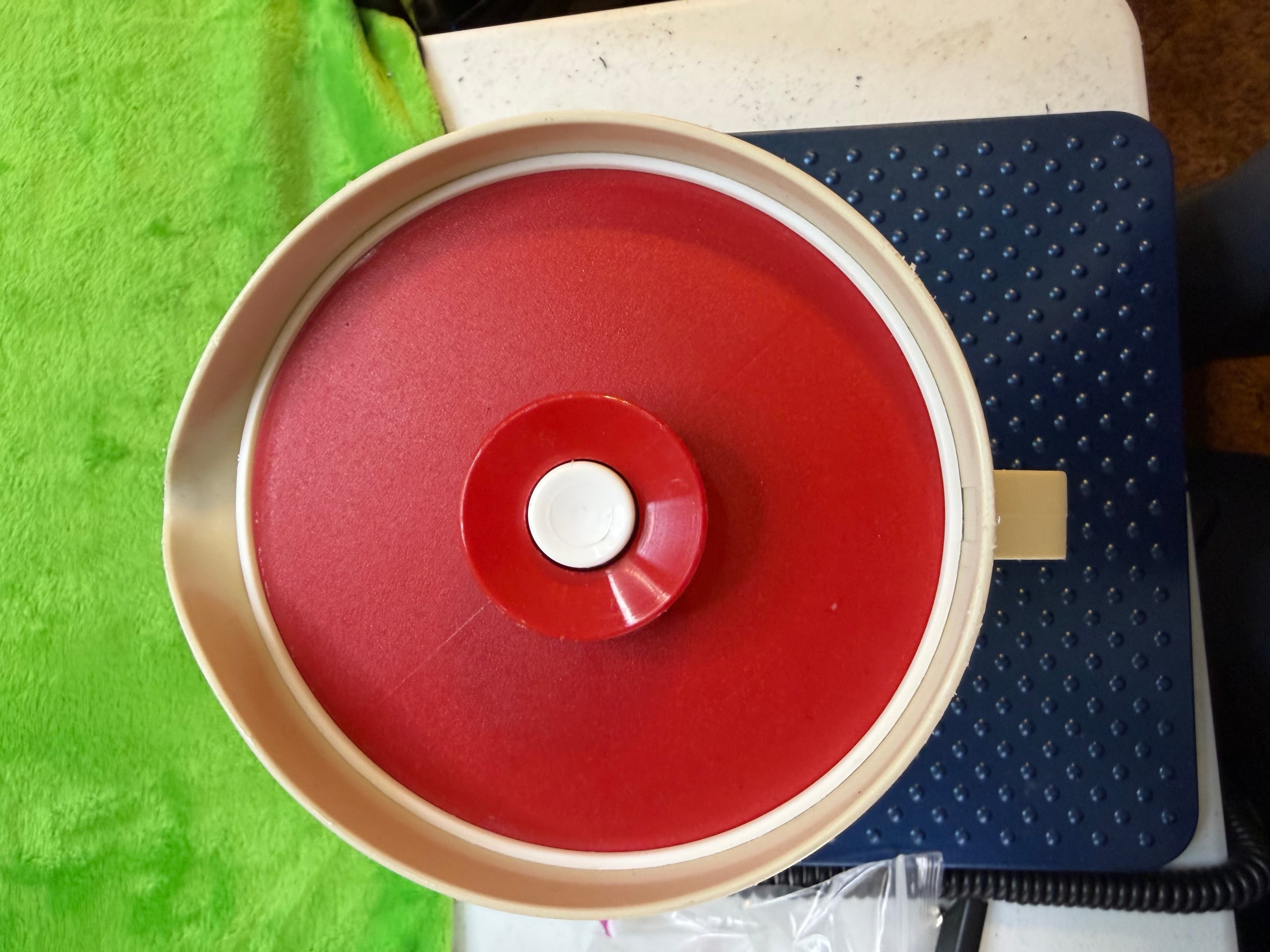 Vtg Tupperware 2Qt Pitcher #800-6 Almond Gold Print w/ Red Lid - Thumbnail 3