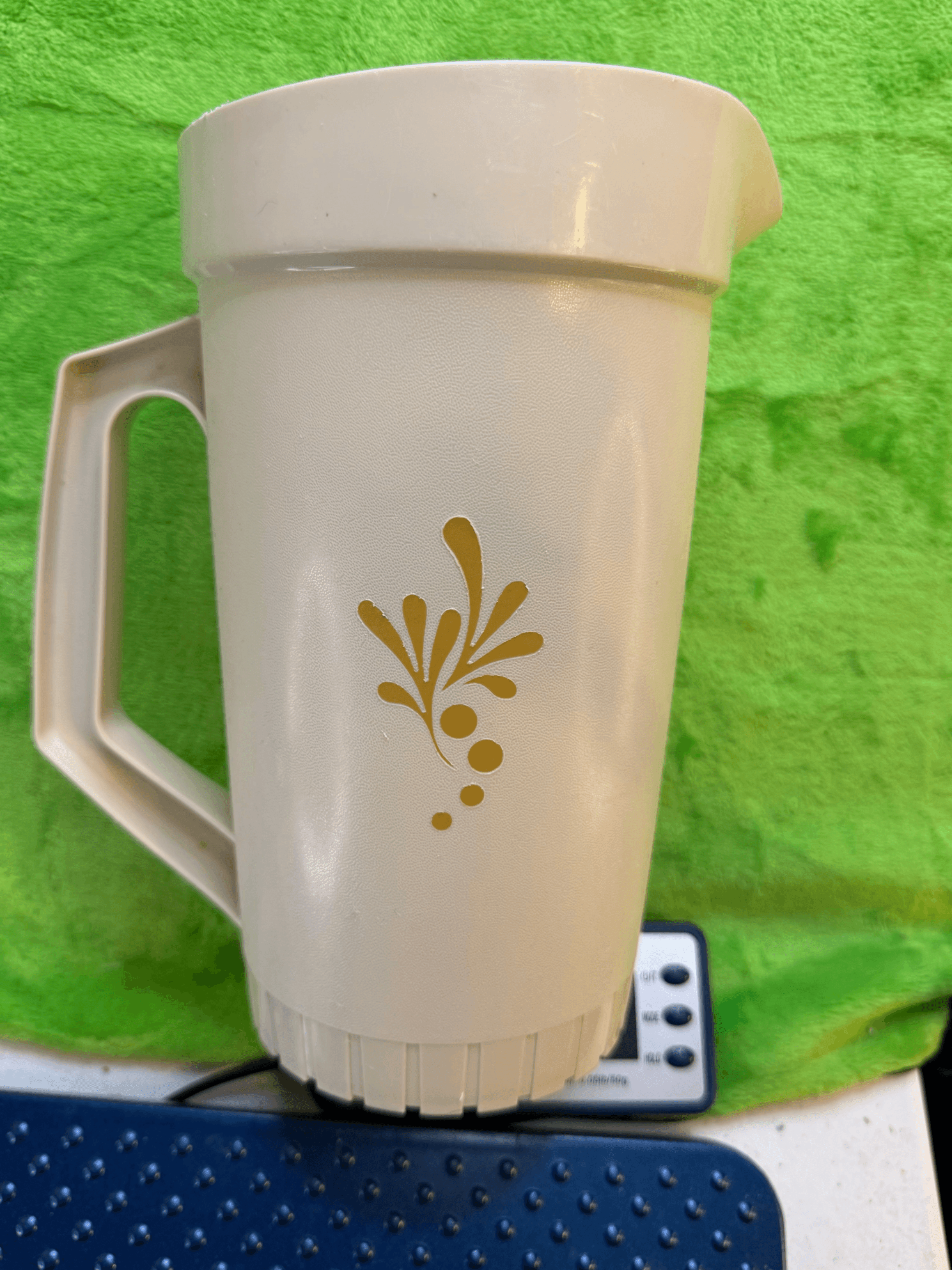Vtg Tupperware 2Qt Pitcher #800-6 Almond Gold Print w/ Red Lid - Thumbnail 2