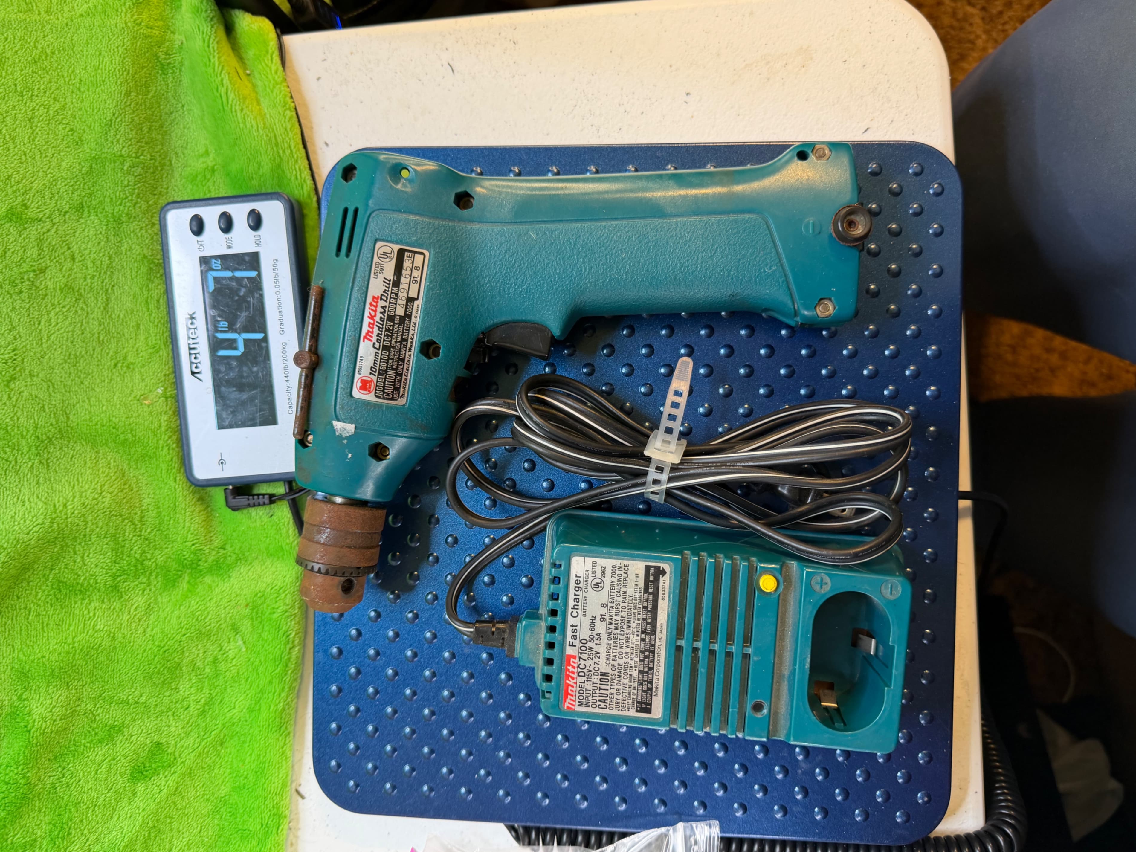 Makita 6010D 7.2V Cordless Drill w/ Battery + DC7100 Charger - Thumbnail 2