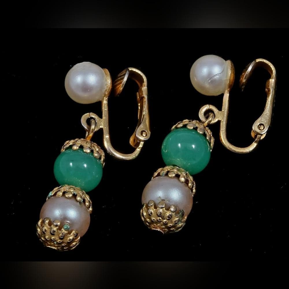 CELEBRITY vintage jade & pearl clip earrings