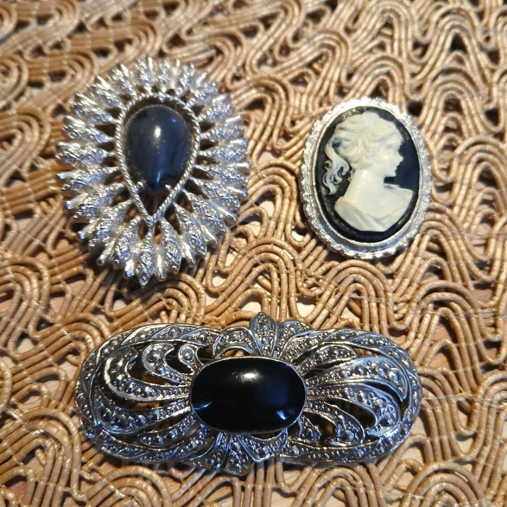 Brooches- Unique & Vintage~ Bundle of 3 - Thumbnail 9