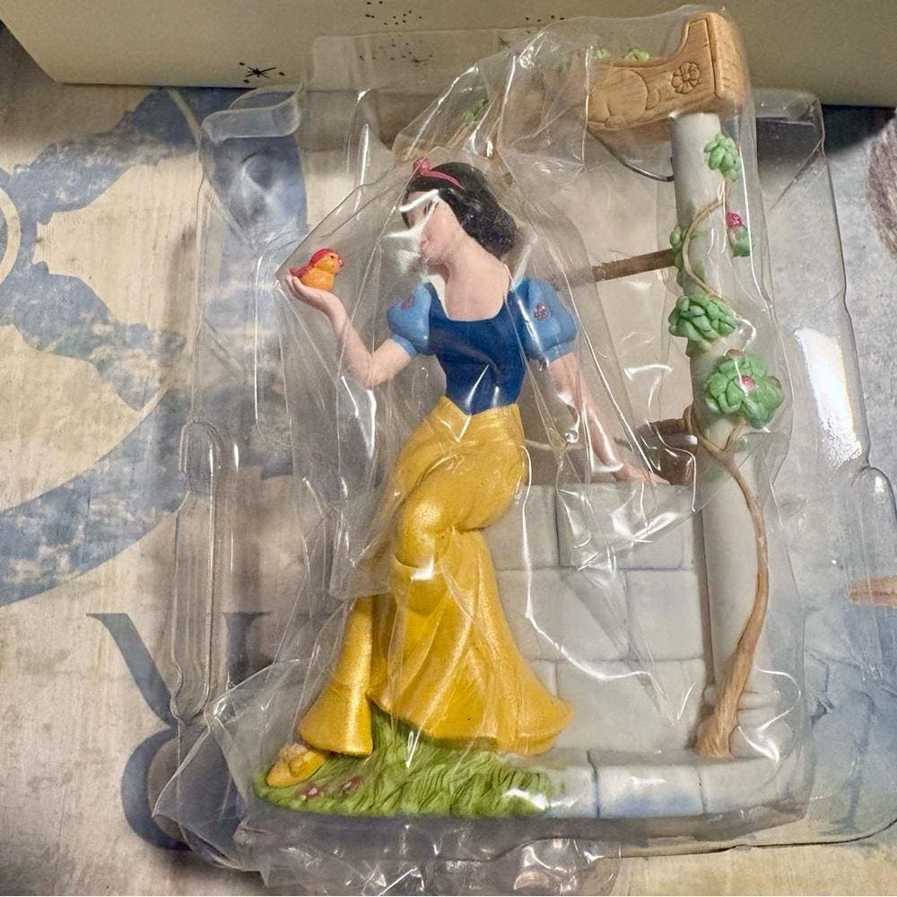 Hallmark Wishes Really DO Come True 2007 Keepsake Ornament~ Disney’s Snow White - Thumbnail 3
